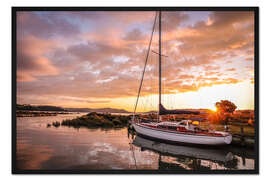 Gerahmter Kunstdruck Segelboot im Sonnenuntergang in Neuseeland