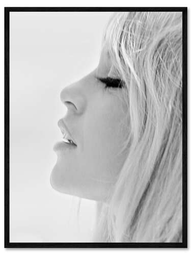 Plakat Brigitte Bardot on the beach 1965, black and white