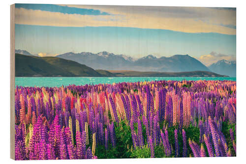 Holzbild Lake Tekapo und blühende Lupinen