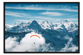 Gerahmter Kunstdruck Gleitschirmpilot vor den Berner Alpen