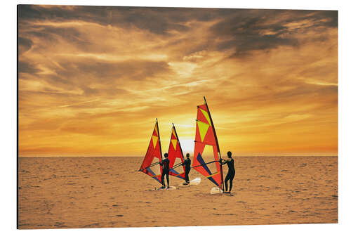 Cuadro de aluminio Three surfers in the sunset