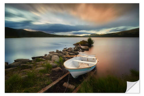 Selvklebende plakat White boat on the lake at sunset