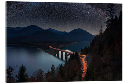 Stampa su vetro acrilico Starry sky over the alpine road at Sylvensteinspeicher