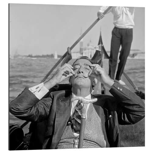 Aluminiumsbilde Salvador Dali in a gondola in Venice, 1961