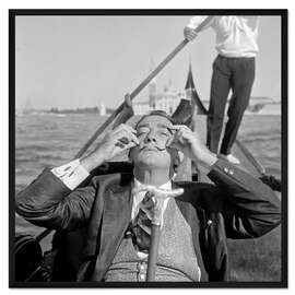 Gerahmter Kunstdruck Salvador Dali in einer Gondel in Venedig, 1961