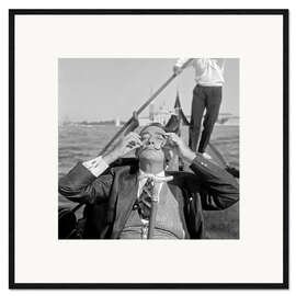 Impression artistique encadrée Salvador Dali in a gondola in Venice, 1961