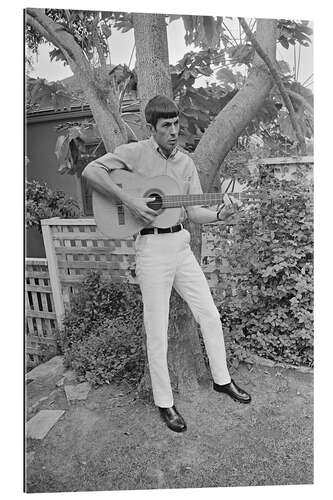 Galleritryck Leonard Nimoy plays guitar, 1966