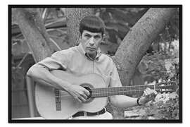 Gerahmter Kunstdruck Leonard Nimoy mit Gitarre, 1966
