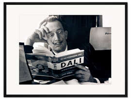 Gerahmter Kunstdruck Salvador Dali, in seiner Biographie lesend, 1959