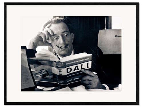 Gerahmter Kunstdruck Salvador Dali, in seiner Biographie lesend, 1959