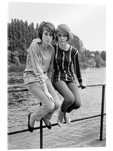 Quadro em acrílico Catherine Deneuve and her sister Francoise Dorleac, 1960