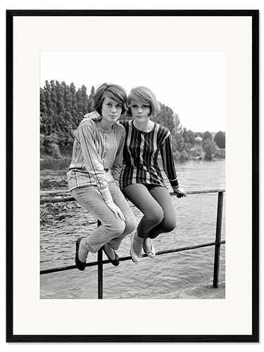 Ingelijste kunstdruk Catherine Deneuve and her sister Francoise Dorleac, 1960