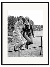 Ingelijste kunstdruk Catherine Deneuve and her sister Francoise Dorleac, 1960