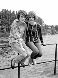 Magnettafel Catherine Deneuve und ihre Schwester Francoise Dorleac, 1960