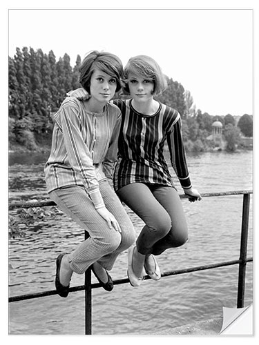 Selvklebende plakat Catherine Deneuve and her sister Francoise Dorleac, 1960