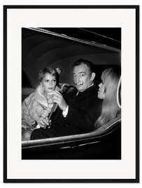Gerahmter Kunstdruck Mia Farrow mit Maler Salvador Dali und Amanda Lear, Paris, 1970