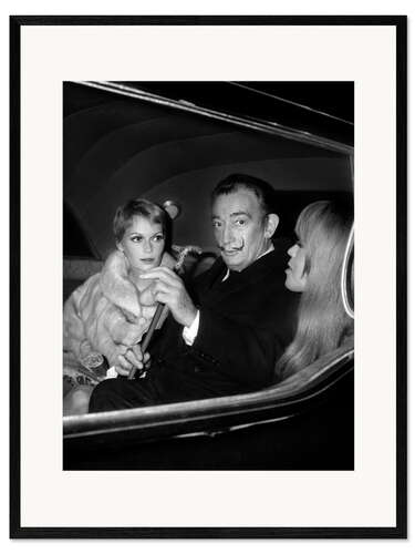 Ingelijste kunstdruk Mia Farrow with painter Salvador Dali and Amanda Lear, Paris, 1970