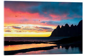 Obraz na szkle akrylowym Mountain peaks and midnight sun, Tungeneset, Senja island