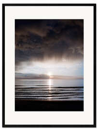 Impresión de arte enmarcada Dramatic sunset on the Baltic coast