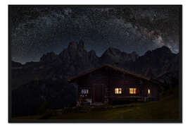 Gerahmter Kunstdruck Beleuchtete Berghütte mit Milchstraße in den Alpen
