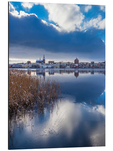 Aluminiumtavla View over the Warnow to the Hanseatic city of Rostock in winter