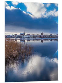 Hartschaumbild Blick über die Warnow auf die Hansestadt Rostock im Winter