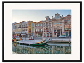 Gerahmter Kunstdruck Moliceiro Boote entlang des Hauptkanals von Aveiro