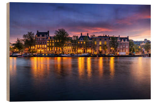 Trätavla Amstel river in Amsterdam at twilight