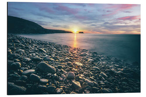 Tableau en aluminium Stone beach by the sea at sunrise