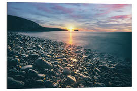 Quadro em alumínio Stone beach by the sea at sunrise