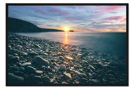 Gerahmter Kunstdruck Steinstrand am Meer zum Sonnenaufgang