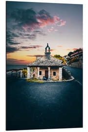 Aluminiumtavla Small church between a street at sunset