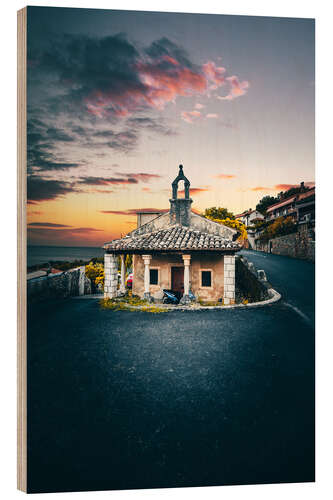 Cuadro de madera Small church between a street at sunset