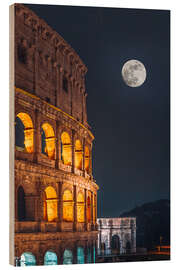 Trebilde Colosseum at night with moon