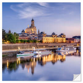 Självhäftande poster Frauenkirche on the banks of the Elbe in Dresden