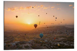 Aluminiumtavla Sunrise in Cappadocia full of hot air balloons