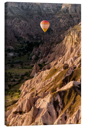 Leinwandbild Heissluftballon über der Landschaft von Kappadokien