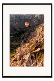 Gerahmter Kunstdruck Heissluftballon über der Landschaft von Kappadokien