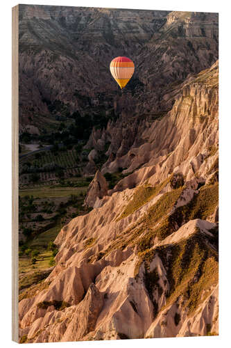 Tableau en bois Hot air balloon over the landscape of Cappadocia