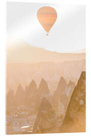 Akrylbilde Hot air balloon over earth pyramids in the morning light