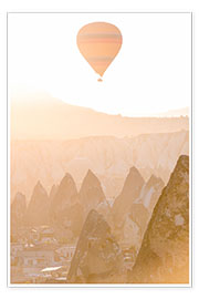 Póster Hot air balloon over earth pyramids in the morning light