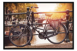 Gerahmter Kunstdruck Altes Fahrrad in Amsterdam bei Sonnenuntergang