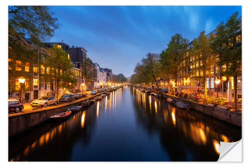 Selvklæbende plakat Quiet canal in Amsterdam in the evening