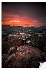 Wandsticker Roter Sonnenaufgang in einer felsigen Landschaft