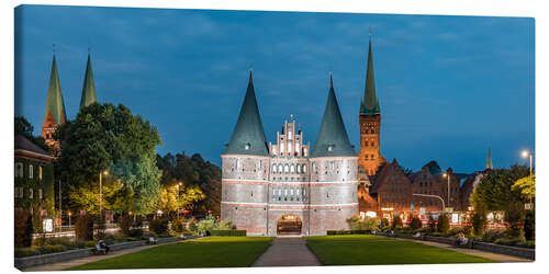 Lienzo Holsten Gate in Lübeck at night