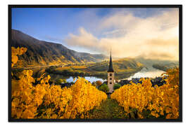 Gerahmter Kunstdruck Moselschleife Bremm, Weinberge im Herbst mit Kirchturm
