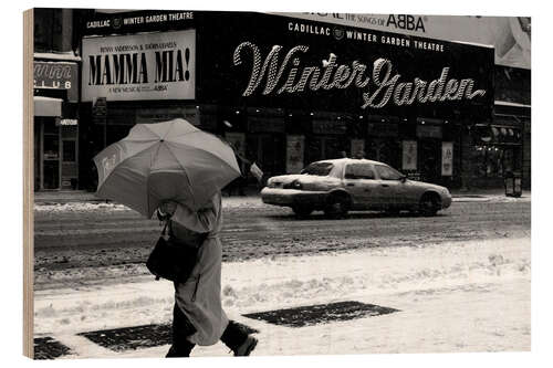 Stampa su legno Man with umbrella at the Winter Garden in New York