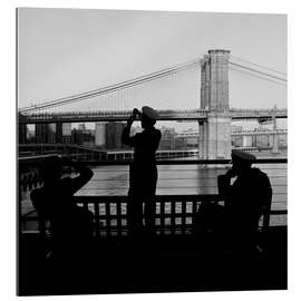 Galleritryck Sailors in front of Broolyn Bridge in New York