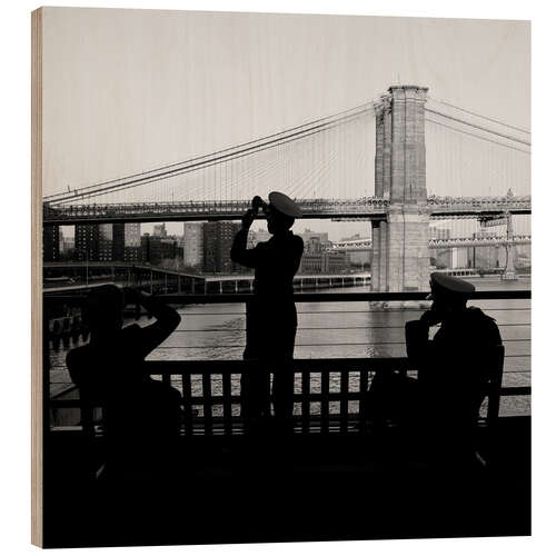 Quadro de madeira Sailors in front of Broolyn Bridge in New York