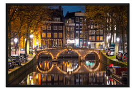 Gerahmter Kunstdruck Beleuchtete Brücke nachts in Amsterdam, Niederlande